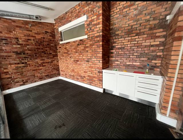 92M² OFFICE TO LET IN GREEN POINT